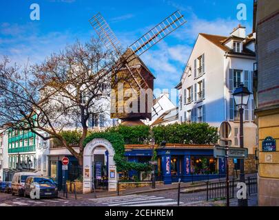 Paris, Frankreich, Feb 2020, `Le Moulin de la Galette` ein Restaurant in einer alten Mühle in der Lepic Straße im Herzen des Montmartre Viertels Stockfoto